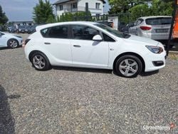 Biały Używany 2013 Opel Astra Hatchback | 25 900 zł (Uczciwa cena)
