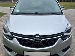 Srebrny Używany 2017 Opel Zafira Tourer Minivan | 42 000 zł (Uczciwa cena)
