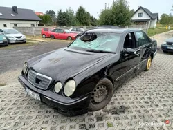Czarny Używany 2001 Mercedes E320 Sedan/Limuzyna | 3950 zł