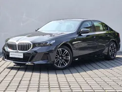 Szary sophisto z brylantowym połyskiem metalizowany Używany 2024 BMW 520 Shadowline Sedan/Limuzyna | 247 900 zł (Dobra cena)