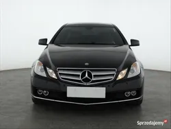 Czarny Używany 2010 Mercedes E200 Coupe | 37 999 zł