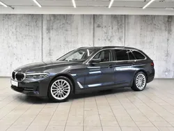Szary sophisto z brylantowym połyskiem metalizowany Używany 2022 BMW 518 Kombi | 179 900 zł (Dość drogi)