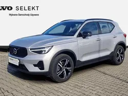 Srebrny Używany 2024 Volvo XC40 SUV | 171 900 zł (Uczciwa cena)