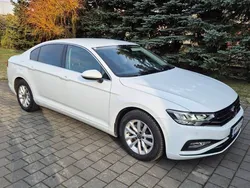 Biały Używany 2021 VW Passat Sedan/Limuzyna | 76 900 zł (Uczciwa cena)
