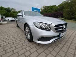 Srebrny (metalik) Używany 2020 Mercedes E220 Sedan/Limuzyna | 129 000 zł (Dobra cena)
