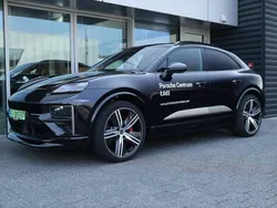 Jet black metallic Używany 2024 Porsche Macan Turbo SUV | 623 292 zł