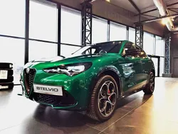 Lakier specjalny zielony montreal green Nowe 2025 Alfa Romeo Stelvio Veloce SUV | 263 004 zł