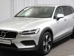 Szary Używany 2022 Volvo V60 CC Kombi | 149 900 zł (Dobra cena)