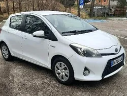 Biały Używany 2013 Toyota Yaris Hybrid Hatchback | 34 900 zł (Dość drogi)