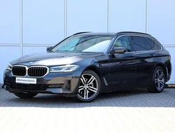 Szary sophisto z brylantowym połyskiem metalizowany Używany 2023 BMW 520 Kombi | 179 900 zł