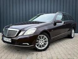 Bordowy (metalik, perła) Używany 2010 Mercedes E200 Kombi | 34 900 zł