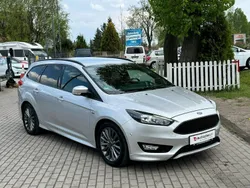 Srebrny (metalik) Używany 2018 Ford Focus Kombi | 34 900 zł