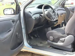 Srebrny (metalik) Używany 2004 Toyota Yaris Hatchback | 2500 zł (Uczciwa cena)