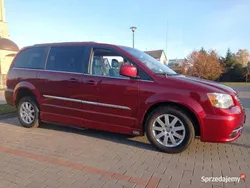 Czerwony Używany 2014 Chrysler Town & Country Minivan | 86 000 zł