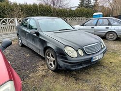 Czarny Używany 2005 Mercedes E220 Sedan/Limuzyna | 3700 zł