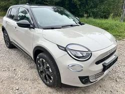 Lakier metalizowany kremowy cappucino z dachem w kolorze czarny cinema Nowe 2025 Fiat 600 La Prima Hatchback | 113 816 zł (Uczciwa cena)