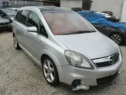 Srebrny Używany 2007 Opel Zafira Minivan | 10 900 zł