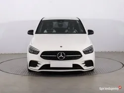 Czarny Używany 2019 Mercedes B200 Minivan | 93 999 zł