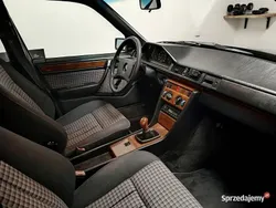 Grafitowy Używany 1990 Mercedes E250 Sedan/Limuzyna | 23 000 zł