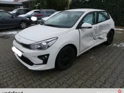 Biały (metalik) Używany 2022 Kia Rio 2 Hatchback | 26 999 zł