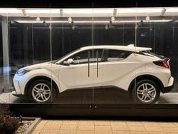 Biały Używany 2021 Toyota C-HR SUV | 78 999 zł (Uczciwa cena)