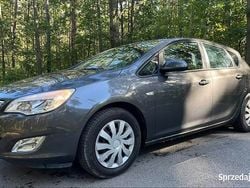 Szary Używany 2011 Opel Astra Hatchback | 23 500 zł (Uczciwa cena)