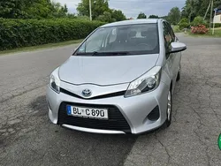 Srebrny Używany 2013 Toyota Yaris Hybrid Sedan/Limuzyna | 32 900 zł (Uczciwa cena)