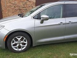 Srebrny Używany 2017 Chrysler Pacifica SUV | 47 000 zł