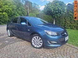 Niebieski (metalik, perła) Używany 2014 Opel Astra Cosmo Hatchback | 28 900 zł (Uczciwa cena)