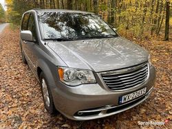 Srebrny Używany 2016 Chrysler Town & Country Van | 53 500 zł