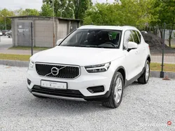 Biały Używany 2022 Volvo XC40 Momentum SUV | 123 800 zł (Uczciwa cena)