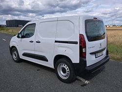 Biały Używany 2021 Peugeot Partner Minivan | 48 000 zł (Uczciwa cena)