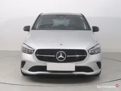 Srebrny Używany 2023 Mercedes B200 Minivan | 129 999 zł