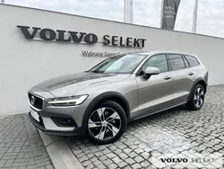 Szary Używany 2022 Volvo V60 CC Kombi | 149 900 zł (Dobra cena)