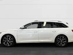 Biały (metalik) Używany 2022 Skoda Superb Sedan/Limuzyna | 182 100 zł