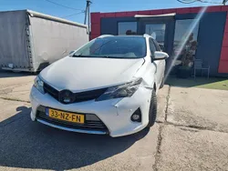 Biały Używany 2014 Toyota Auris Hybrid Kombi | 27 900 zł