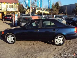 Granatowy Używany 1994 Mercedes C180 Sedan/Limuzyna | 6900 zł