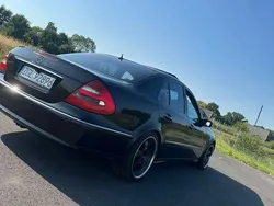 Czarny Używany 2003 Mercedes E400 Avantgarde Sedan/Limuzyna | 24 800 zł