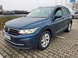 Zielony Używany 2022 VW Tiguan Life SUV | 83 700 zł (Uczciwa cena)