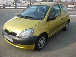 Złoty (metalik) Używany 2001 Toyota Yaris Hatchback | 11 300 zł