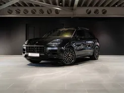 Chromite black metallic Używany 2024 Porsche Cayenne Turbo E-Hybrid SUV | 749 999 zł