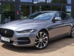 Metaliczny: bluefire Używany 2022 Jaguar XE SE Sedan/Limuzyna | 219 000 zł