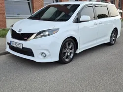 Biały Używany 2015 Toyota Sienna Minivan | 92 000 zł