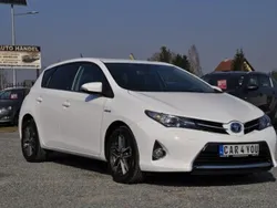 Biały Używany 2015 Toyota Auris Hybrid Hatchback | 54 900 zł (Uczciwa cena)