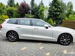 Szary Używany 2022 Volvo V60 Momentum Kombi | 112 800 zł (Dobra cena)