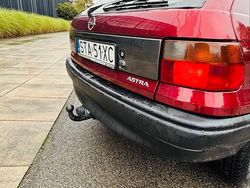 Bordowy Używany 1997 Opel Astra Hatchback | 4300 zł