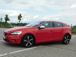 Czerwony Używany 2016 Volvo V40 R-Design Kombi | 45 555 zł (Uczciwa cena)
