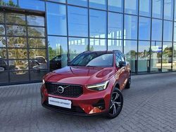 Czerwony Używany 2025 Volvo XC40 SUV | 162 900 zł (Uczciwa cena)