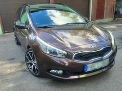 Brązowobeżowy Używany 2013 Kia Ceed Attract Kombi | 32 800 zł (Dość drogi)