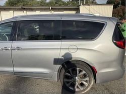 Srebrny Używany 2018 Chrysler Pacifica Limited SUV | 49 900 zł